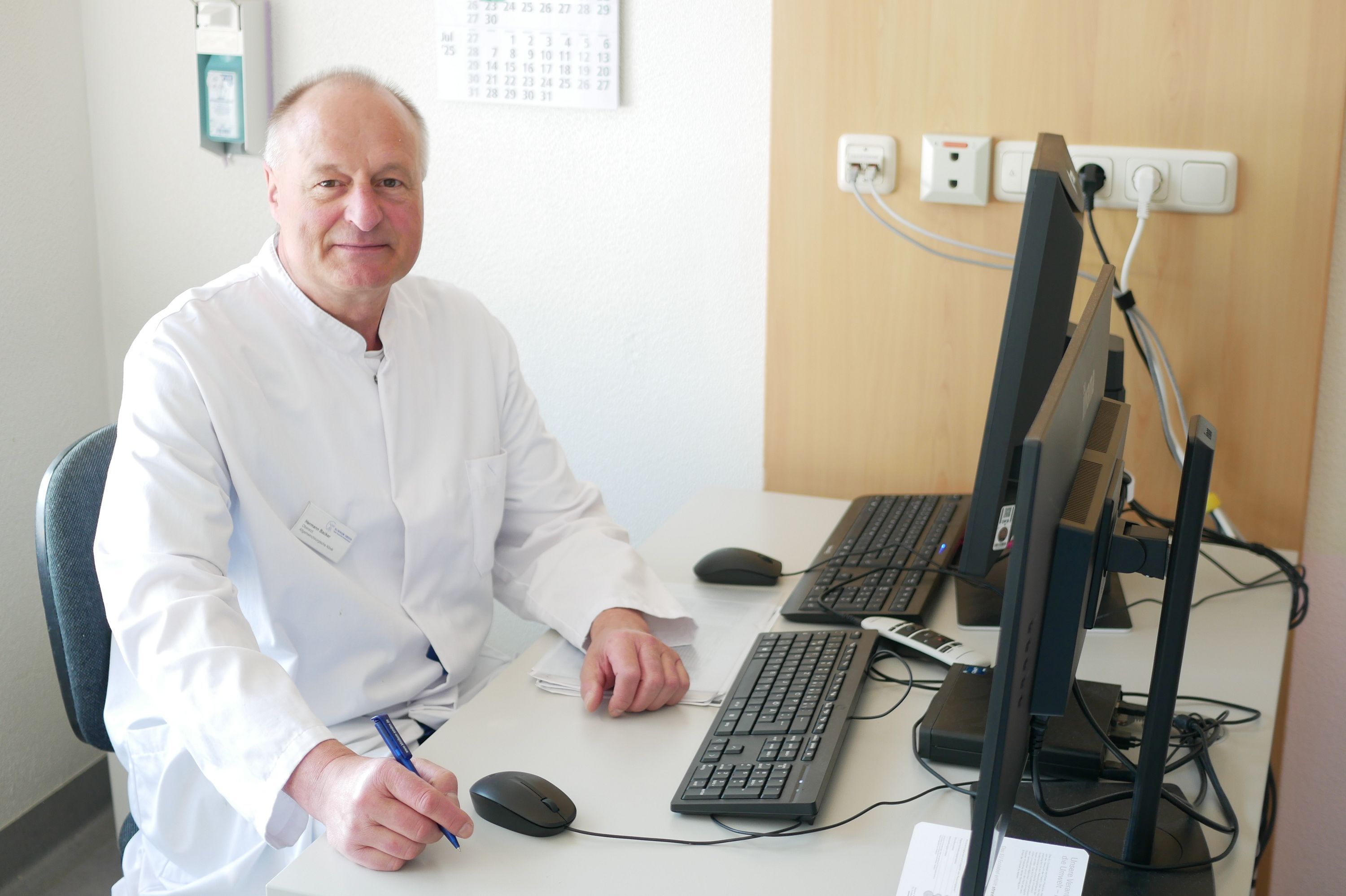 Hermann Backer in seiner Sprechstunde