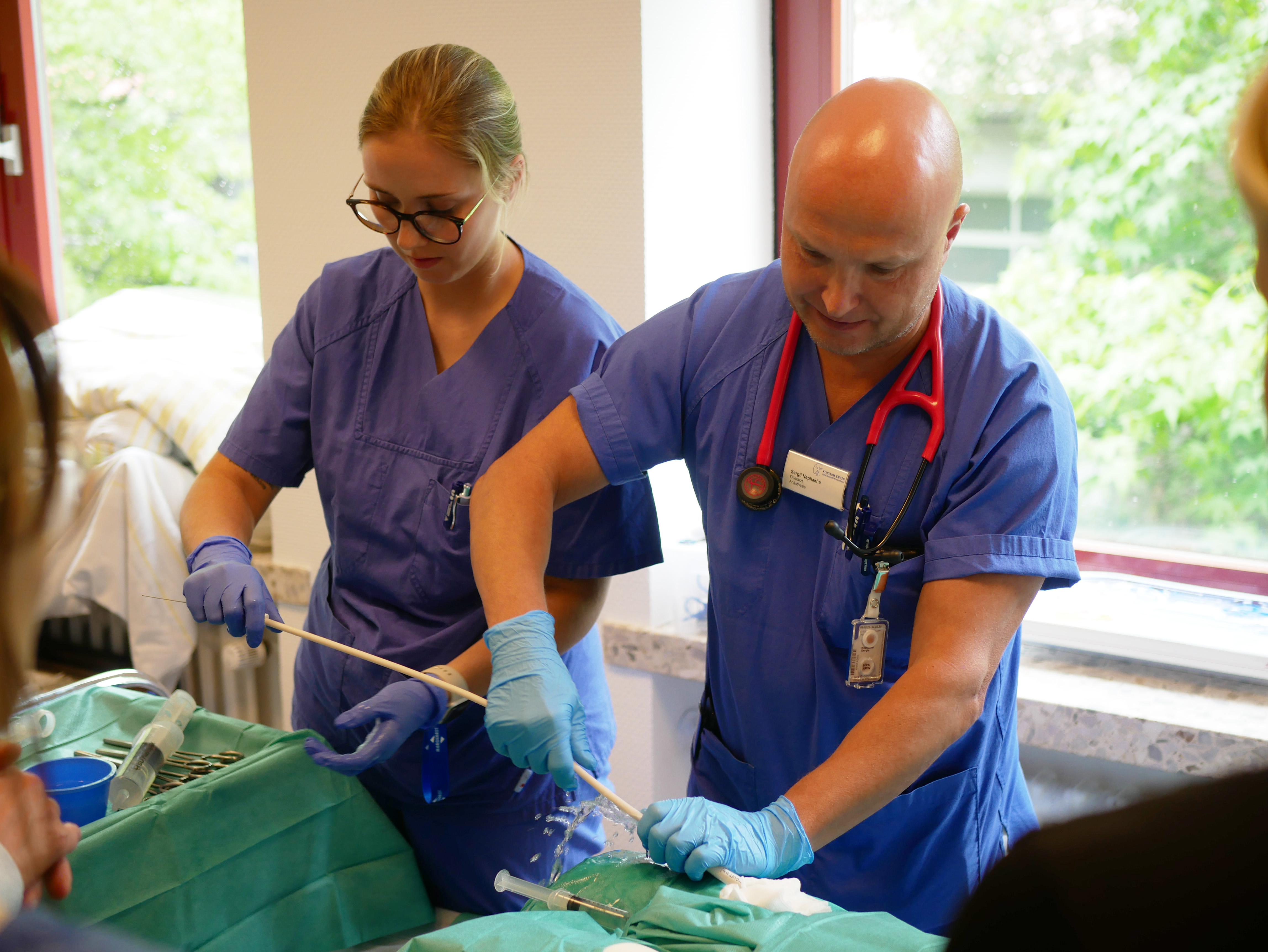 Ärzte und Pflegekräfte arbeiten nicht nur während der Schulung Hand in Hand.